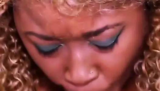 Neuling nina rivera gibt ihren ersten weihnachts-blowjob