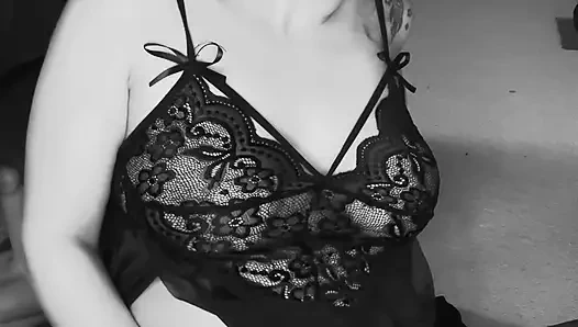 MILF benutzt vibrator an muschi