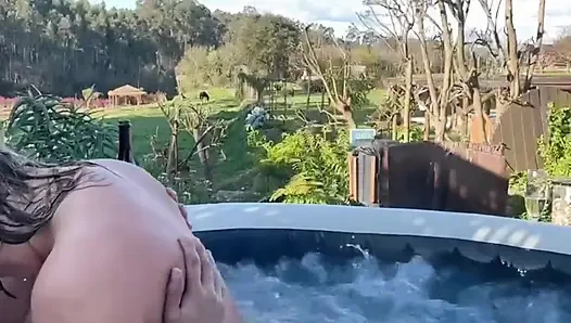 Outdoor-sex Mit Einer Heißen Blonden MILF in Einem Whirlpool - Whirlpool