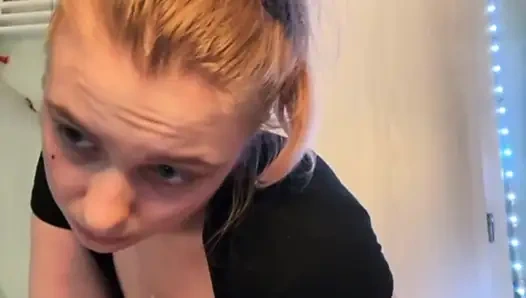 Jucielussie banyoda mastürbasyon yapıyor yakın çekim