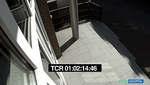 Süße junge blondine immer noch schwindelig, nachdem doktor in sie kommt
