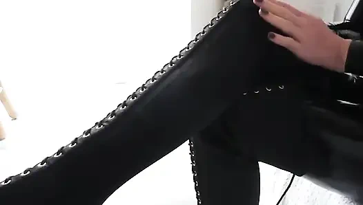 Большие сиськи в латексе комбинезон и высокие каблуки