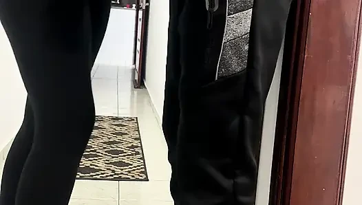 Kollegen hängen ab und haben sex auf dem Firmenflur.