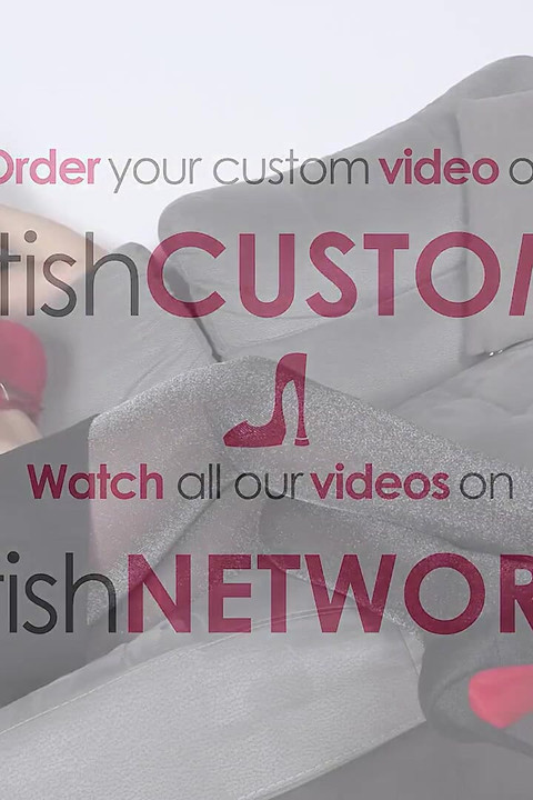 Еротична бомба хизується своїми блискучими колготками