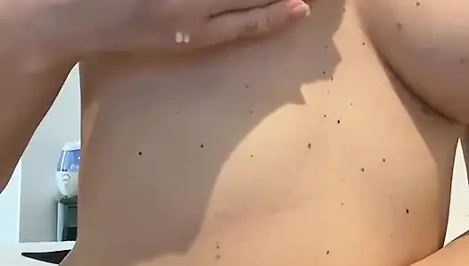 Aku nggak nyangka kalau ini terjadi waktu aku mulai ngusap pentilku