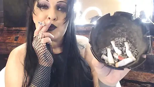 Gotik tanrıça sigara içiyor köle aşağılaması