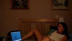 Flickan filmar sig själv onanerar till porr