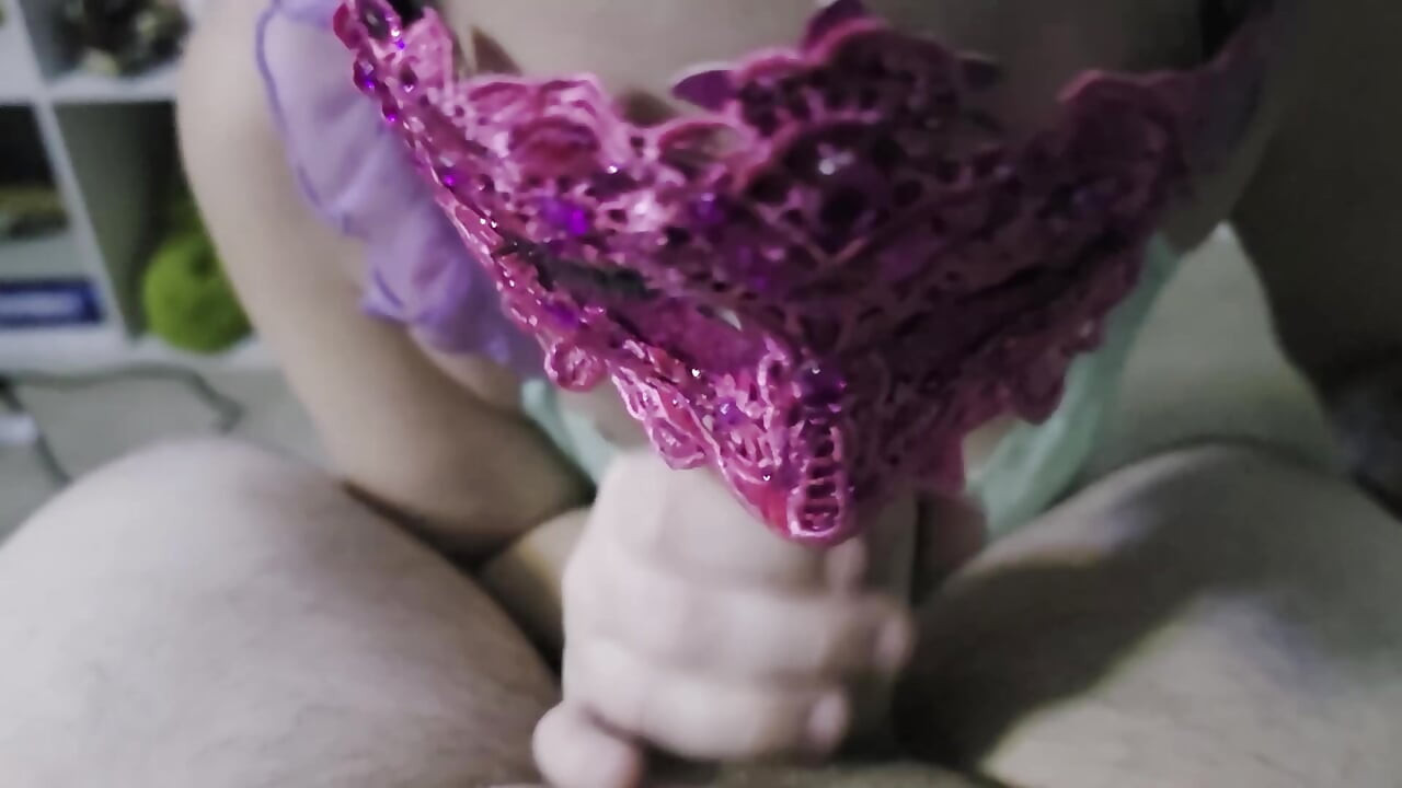 Sacanagem milf em uma máscara rosa boquete com engolir