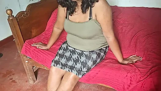 Üvey anne seksi kıyafetler deniyor, mükemmel vücudunu baştan çıkarıyor MILF