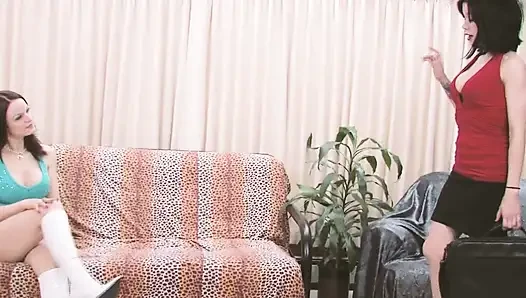 Adegan 4_a tante semok lesbian yang saling ngentot pakai dildo ukuran XL