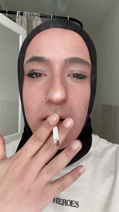 Hijabowa shemale paląca papierosa
