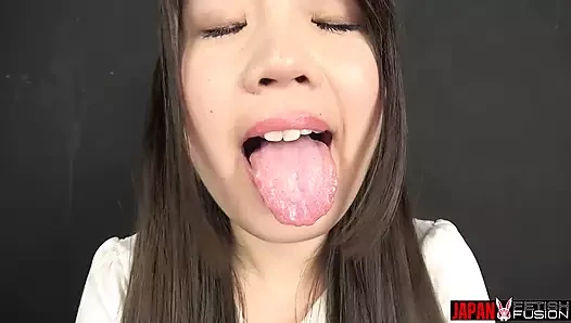 Видео от первого лица: Ako Maeda, ее мясистый язык не может сдержать слюну в ее рту
