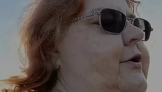Sakallı bayan rüzgarlı plajda ışık yakmaya çalışıyor!