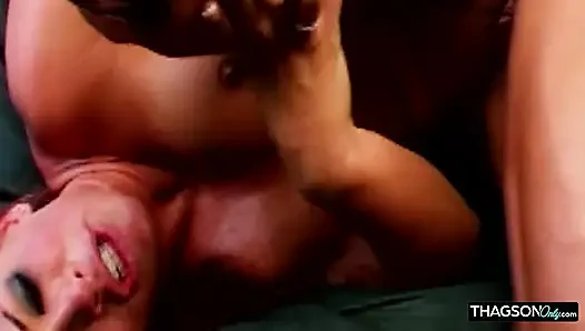 Geile MILF fickt muschi und nimmt pulsierenden schwanz tief in den hals