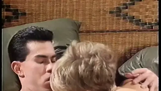Hunk kız arkadaşının büyük siyah takma yarakla göt deliğini sikmesine bayılıyor