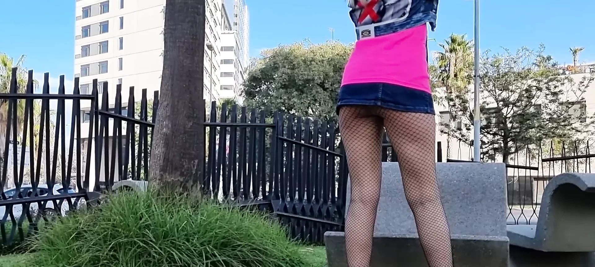 Kurviges Mädchen raucht und öffnet Beine draußen - Teen in High Heels