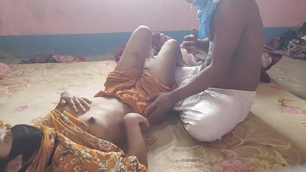 Viraalivideo bangladeshilaisesta miehestä naisensa kanssa tyhjässä talossa.