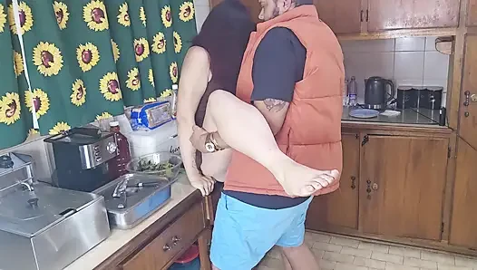 Быстрый трах на кухне