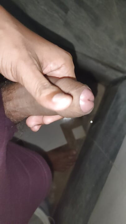 Lelaki melancap di bilik air