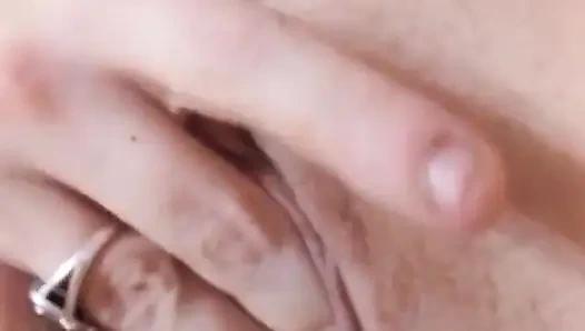 Istri lagi sendirian di depan kamera