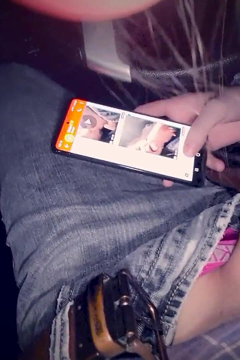 Aldatılan adam evde otururken karısı erkek arkadaşını spor salonunun dışında yalıyor ve video gönderiyor.