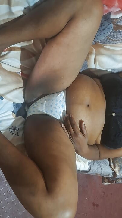 milf entspannt zeit, dass niemand zu hause ist