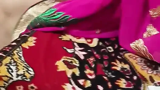 Hintli güzel üvey anne masaj yaparken sert sikişiyor