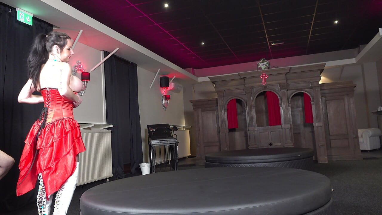 Шпилю голыми: немецкая шлюшка Xenia против 30 возбужденного мужчины