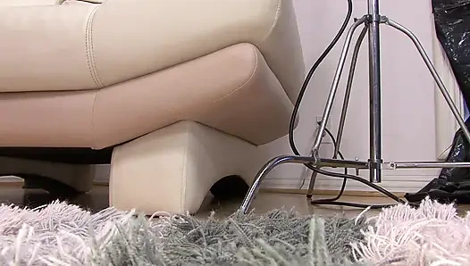 Sarışın kız büyük zenci yarağının tadını çıkarıyor