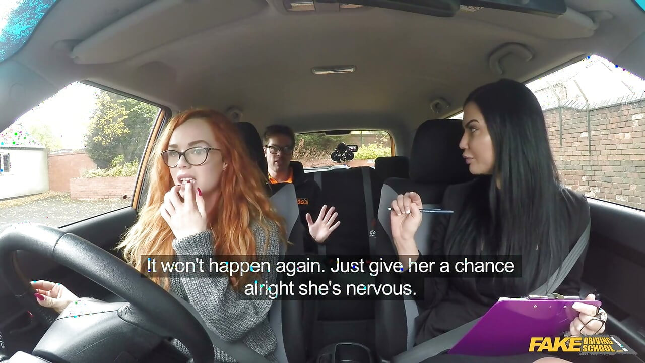 Auto Escola Falsa - Ruiva Gostosa Ella Hughes Implora ao Examinador por uma Chance em Vídeo de Sexo Hardcore