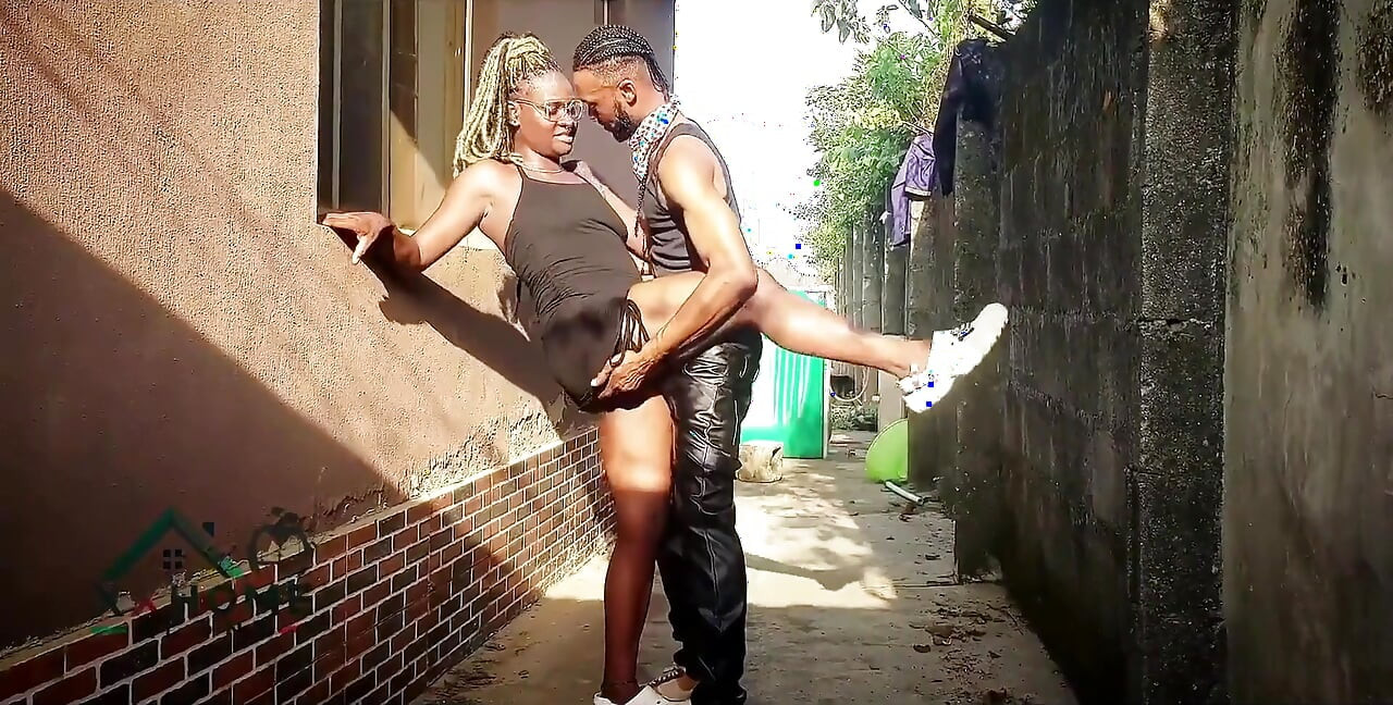 Cultista garoto e namorada estavam tão excitadas que fizeram sexo rápido atrás da casa.