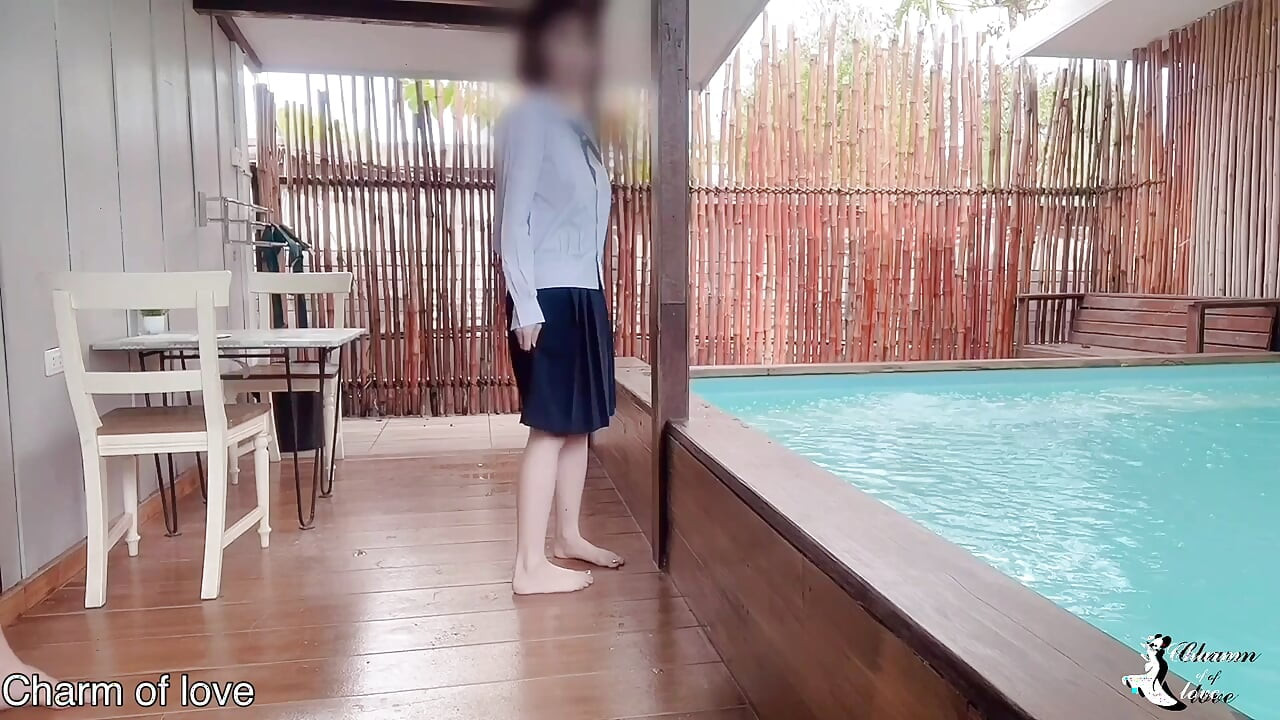 Uma mulher bonita e um jovem em um hotel na Tailândia.