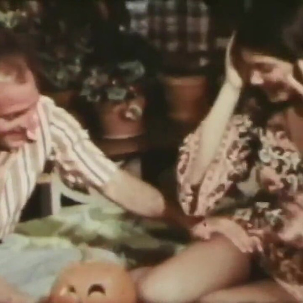 Seks threesome jadul gadis-gadis cantik dientot dan dicrot di dalam memek berbulu (film lengkap)