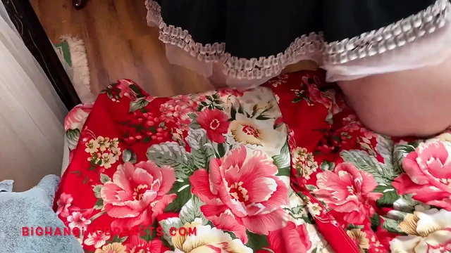 Masturbating milf with an amazing thick body