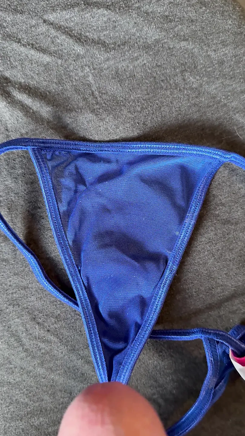 射在妻子的内裤上 22