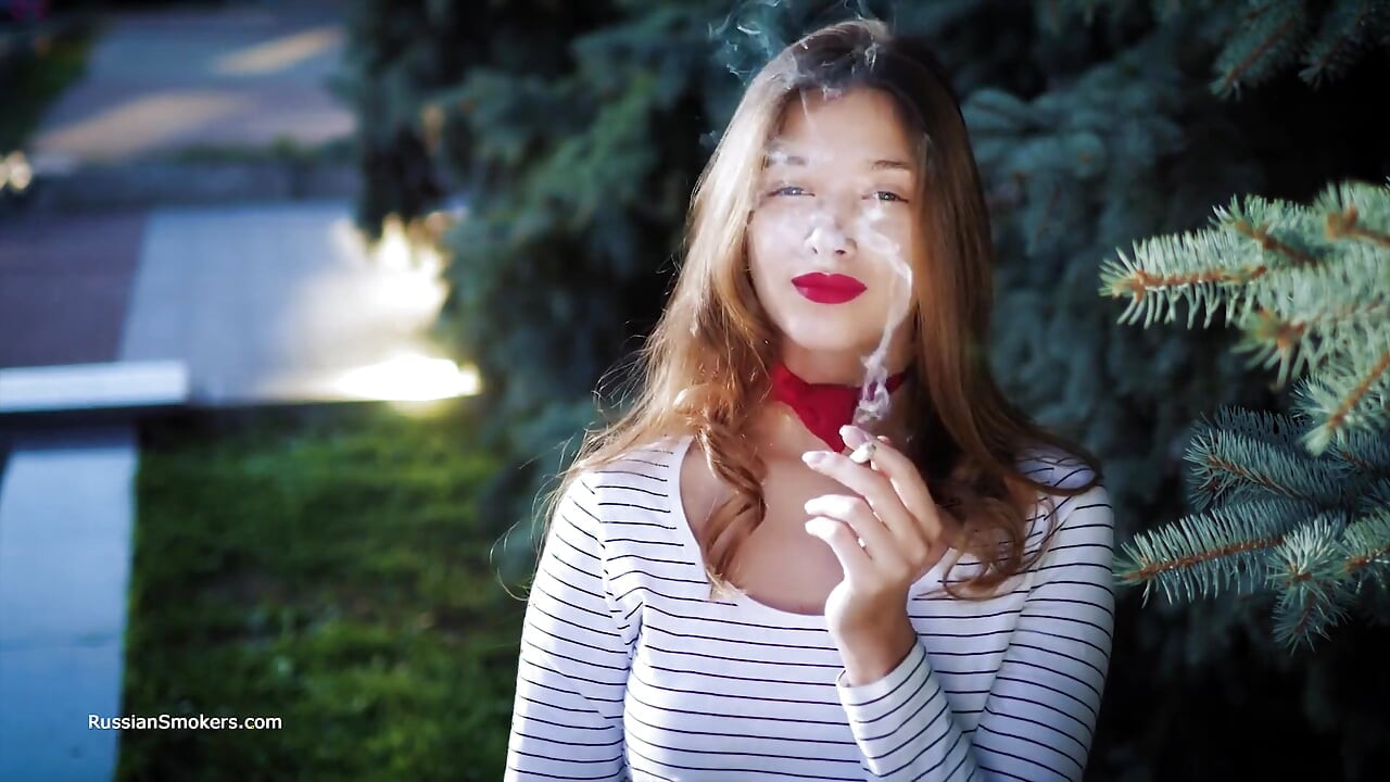 性感的俄羅斯女孩一波一波地抽煙