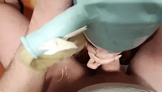 MILF с светлыми хвостиками и идеальной грудью с точки зрения минет с спермой во рту