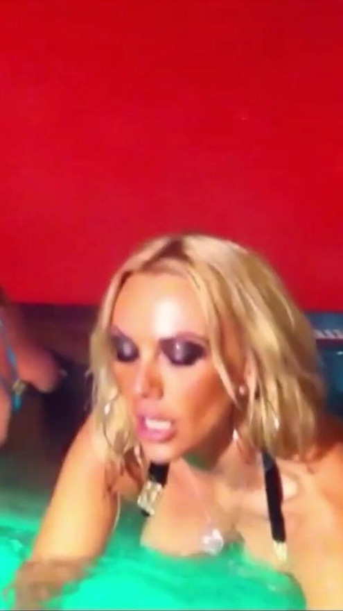 Duitse amateur lesbische zwembadseks op een privé swingersfeestje | Clip 2