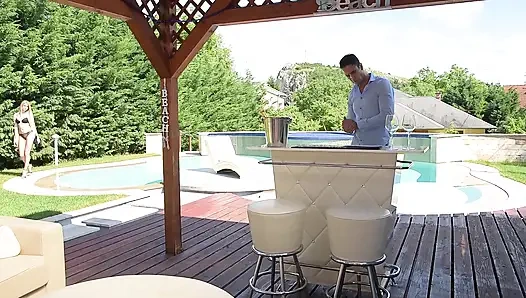 Havuz Kenarındaki Sarışın Bomba Vahşice Yarak Emiyor