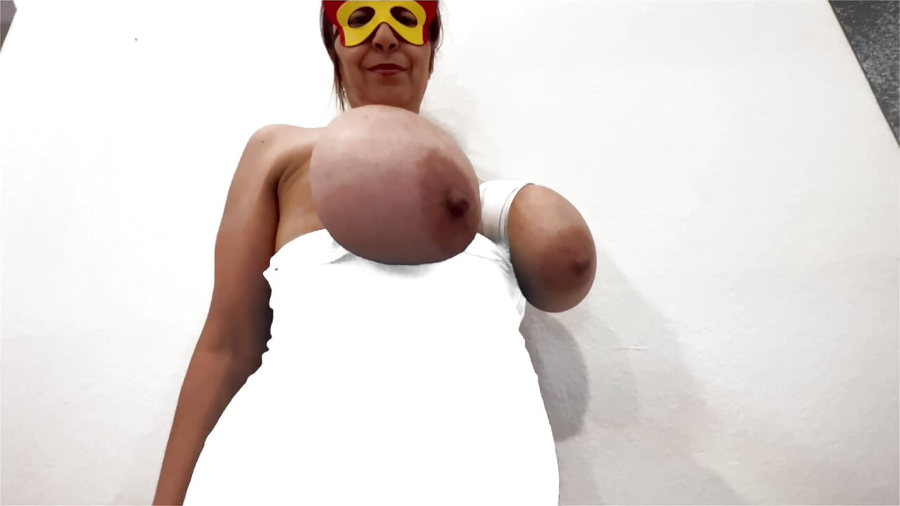 Super eroină cu costume cu țâțe uriașe legate