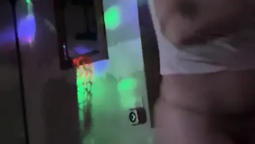 Влюбленная в спальне с длинными ногами сисси