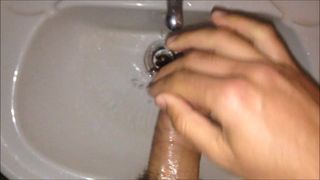 Mijn pik wassen in het bad