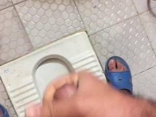 Мастурбация хуя в иранской ванной