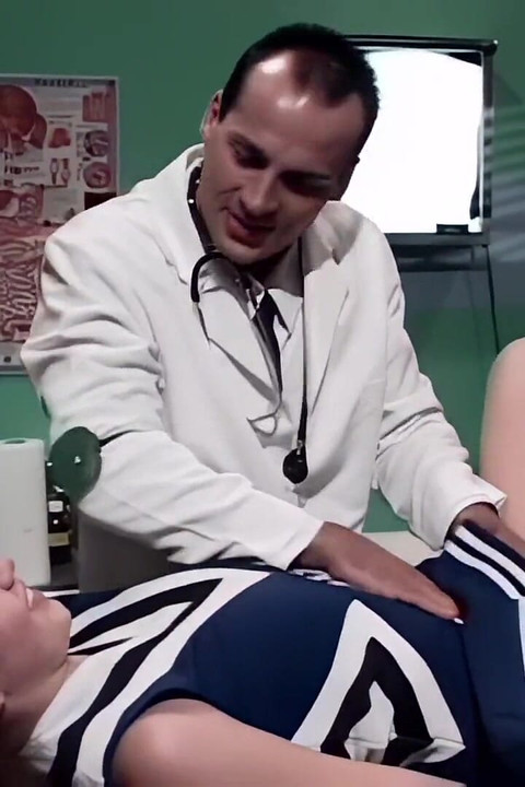 רופא בית הספר נוגע בכל הכוס שלי