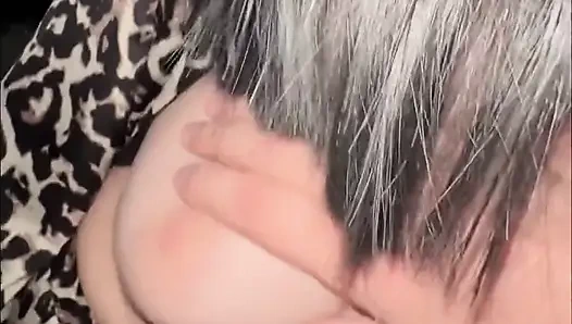 Я прикоснулся к груди моей подруги, потрахал ее соски, она дрочила мой член, и я закончил ее прямо сейчас на ее сиськах