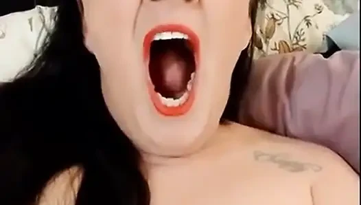 Pembicaraan kecil topless yawns closeup