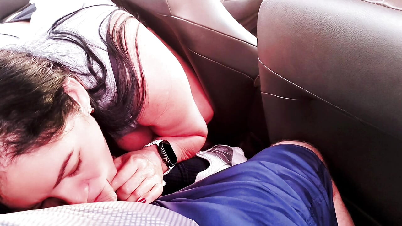 Heißer asiatischer Kunde bezahlt eine Fahrt im Uber mit köstlichem Blowjob am Fahrer, freches Mädchen nimmt einen tiefen Hals und schluckt alles hinunter
