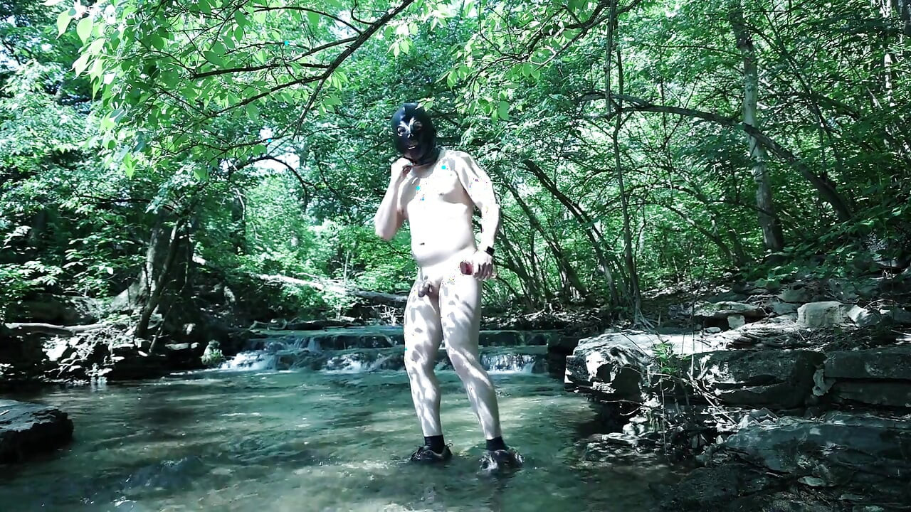 Jharne se phleksing, ek chhote se niji pal chupke ki koshish kar raha hai...