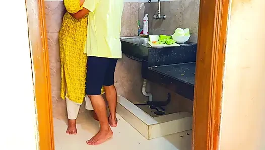Plötzlich fickte ich meine schwiegermutter, während sie curry in der küche schnitt - desi harten sex
