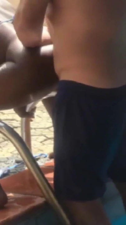 רגע שובה לב מתוך "מילף שחורה מקבלת את הכוס שלה נאכל ומזדיינת בבריכה על ידי זקן"